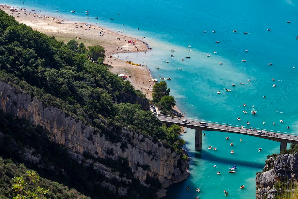 Randonnées autour du lac de Sainte-Croix : 8 itinéraires entre eau turquoise et garrigue