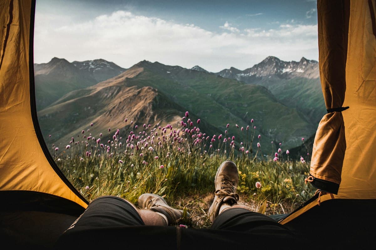 Comparatif matelas de sol et tapis de bivouac : le guide 2026
