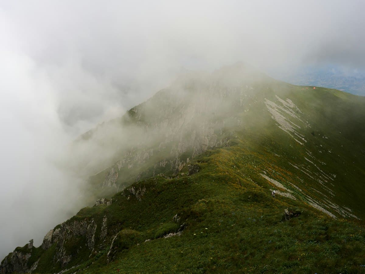 Randonner dans la brume : sécurité, orientation et techniques de progression